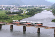 川の上の鉄橋を走っている電車の写真