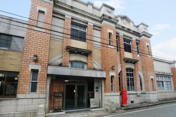 レンガ造り風のルネッサンス様式を呈した2階建てのうすくち龍野醤油資料館の建物外観の写真